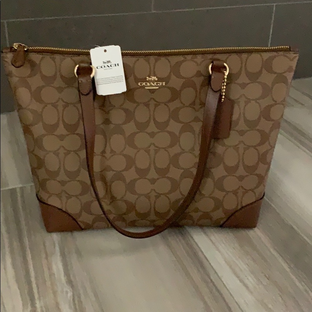 🎄NWT signature coach bag